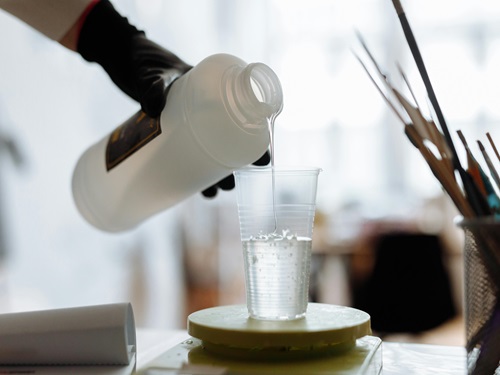 A aplicação de 2-imidazolidinona na produção plástica